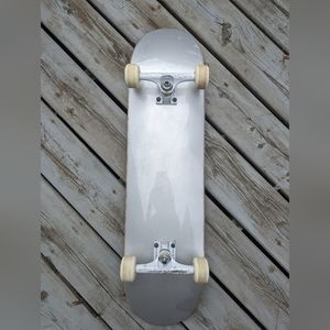 Complete skateboard (Real deck, thunder trucks,ricta wheels, spitfire bearings)